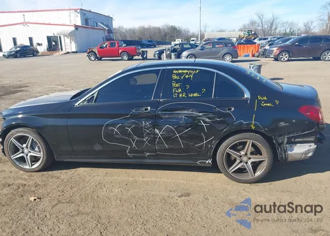 2015 Mercedes-Benz C 300 Sport 4Matic z USA, uszkodzony, nr VIN 55SWF4KB6FU027422